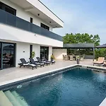Luxury Royal Hill With 34 M2 Pool * Maslenica