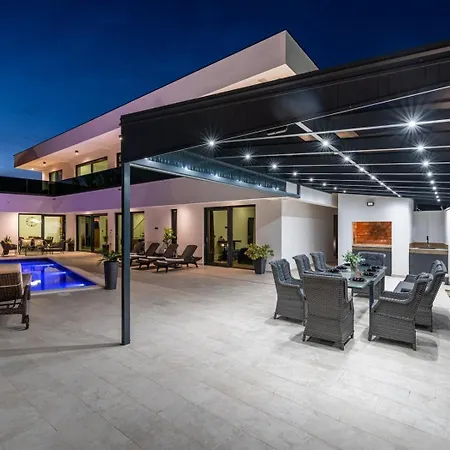 Luxury Royal Hill With 34 M2 Pool Villa Maslenica